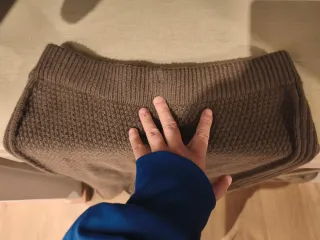 Pantalón marrón calentito con cortes