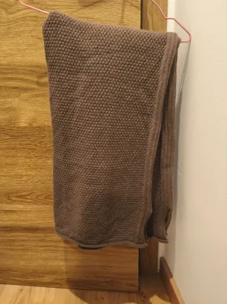 Pantalón marrón calentito con cortes