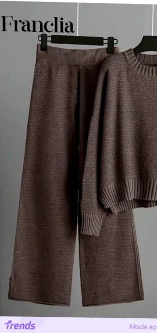 Pantalón marrón calentito con cortes