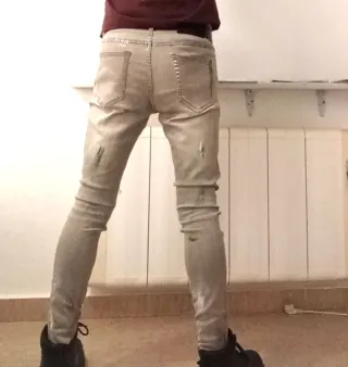 Vaqueros hombre con salpicaduras de pintura