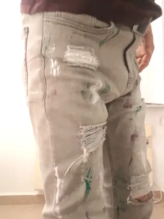 Vaqueros hombre con salpicaduras de pintura