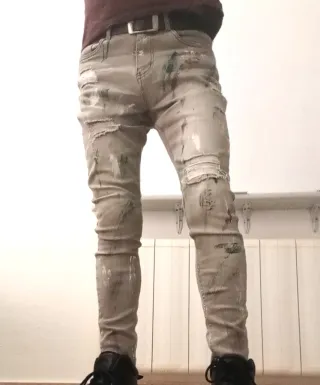 Vaqueros hombre con salpicaduras de pintura