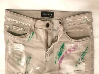 Vaqueros hombre con salpicaduras de pintura