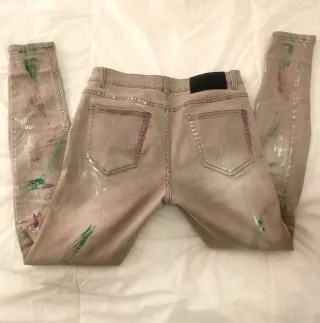 Vaqueros hombre con salpicaduras de pintura