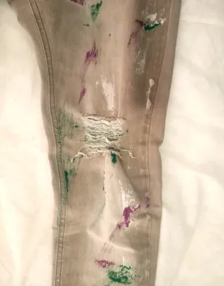 Vaqueros hombre con salpicaduras de pintura