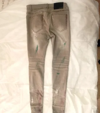 Vaqueros hombre con salpicaduras de pintura