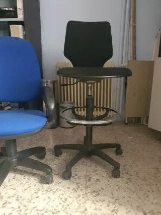 Sillas de oficina azul y negra