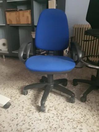 Sillas de oficina azul y negra