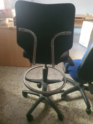 Sillas de oficina azul y negra