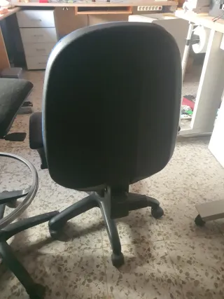 Sillas de oficina azul y negra