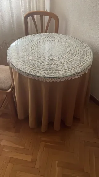 Mesa redonda cristal y tela beige