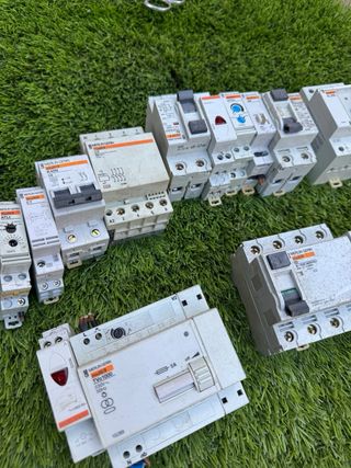 Lote diferenciales y varios Merlin Gerin