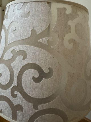 Lámpara de mesa de madera y tela