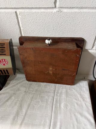 Caja de madera con tapa de mimbre