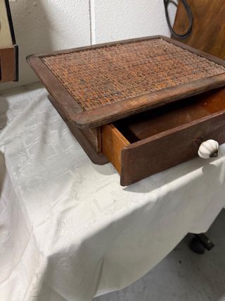 Caja de madera con tapa de mimbre