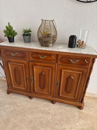 Mueble de madera antiguo con mármol