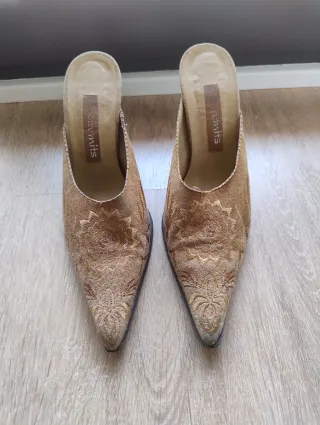 Zuecos tacón alto marrones