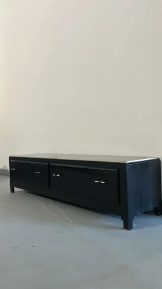 Mueble de madera y mármol negro