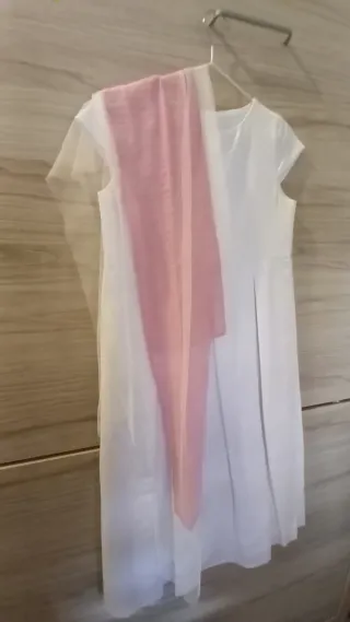 Vestido de comunión blanco con lazo rosa