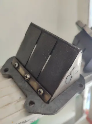 Tobera y caja de láminas aprilia rs 125