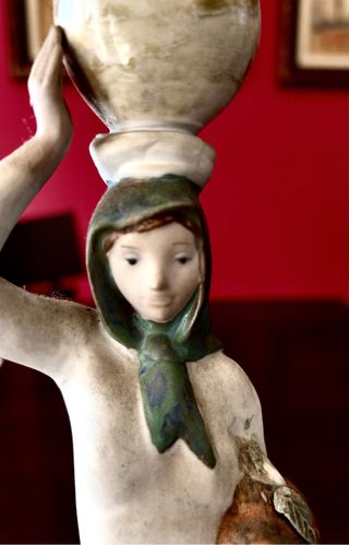 Figura Mujer con Cántaro