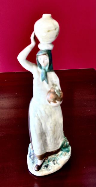 Figura Mujer con Cántaro