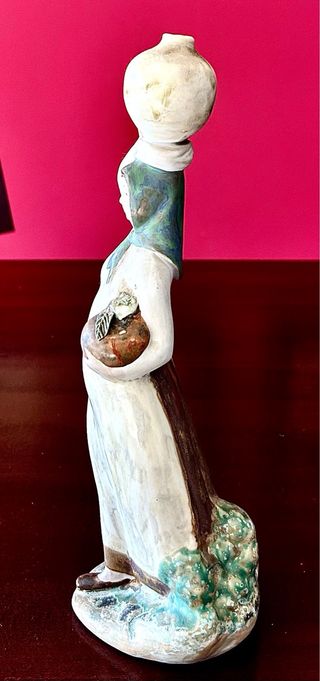 Figura Mujer con Cántaro