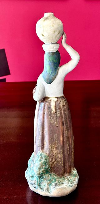Figura Mujer con Cántaro