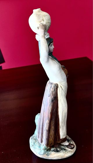 Figura Mujer con Cántaro