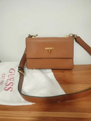 Bolso y monedero Guess marrón y dorado