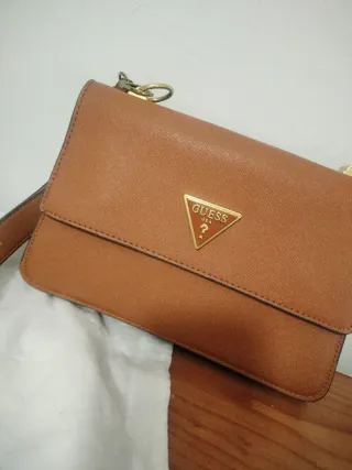 Bolso y monedero Guess marrón y dorado