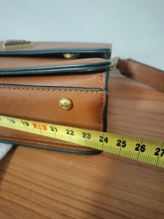 Bolso y monedero Guess marrón y dorado