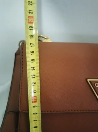 Bolso y monedero Guess marrón y dorado