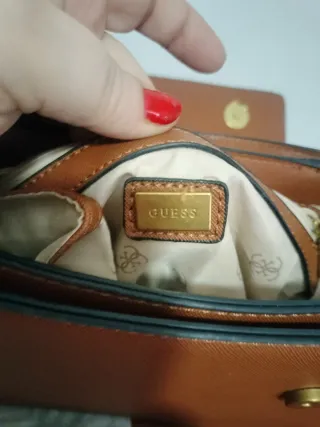 Bolso y monedero Guess marrón y dorado