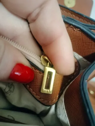 Bolso y monedero Guess marrón y dorado