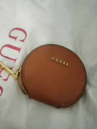 Bolso y monedero Guess marrón y dorado