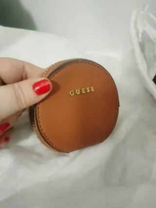 Bolso y monedero Guess marrón y dorado