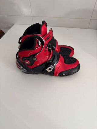 Botas Moto Carretera Deportivas Rojas y Negras.