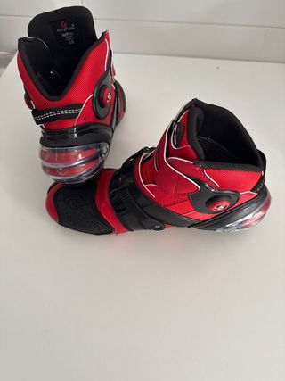Botas Moto Carretera Deportivas Rojas y Negras.