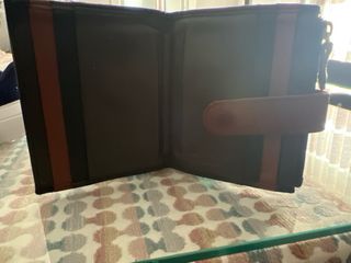 Tarjetero de piel negro y marrón