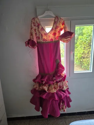 Traje de flamenca rosa y floral