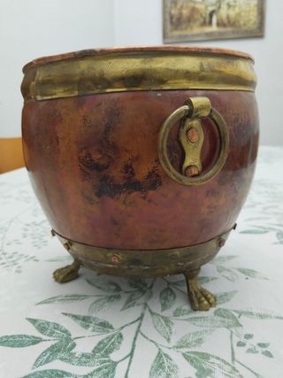 Antico ciotola di rame con manici