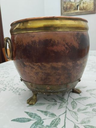 Antico ciotola di rame con manici