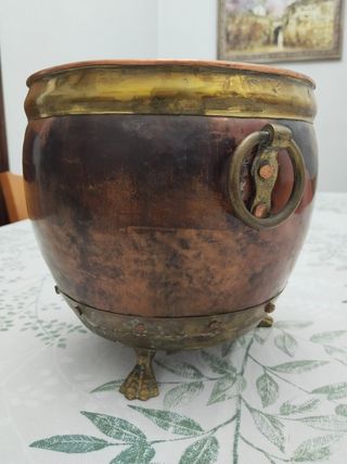 Antico ciotola di rame con manici