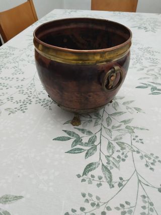 Antico ciotola di rame con manici