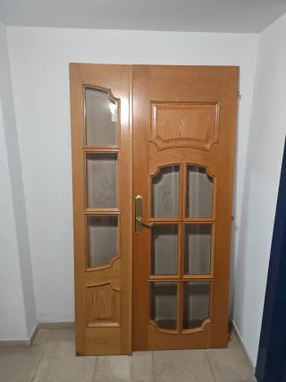 Puerta de salón maciza de madera con cristal