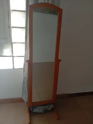 Mueble bajo blanco con ruedas