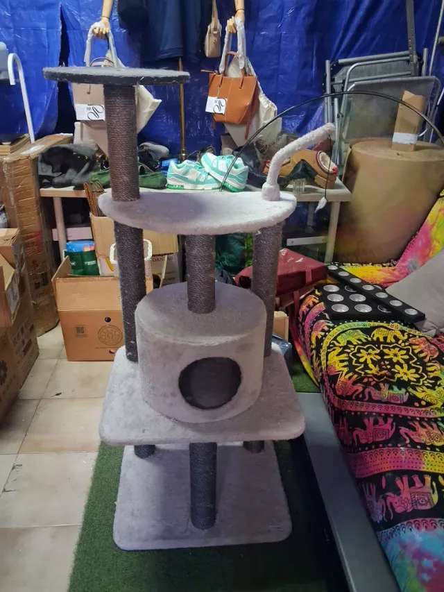 Rascador para gatos gris