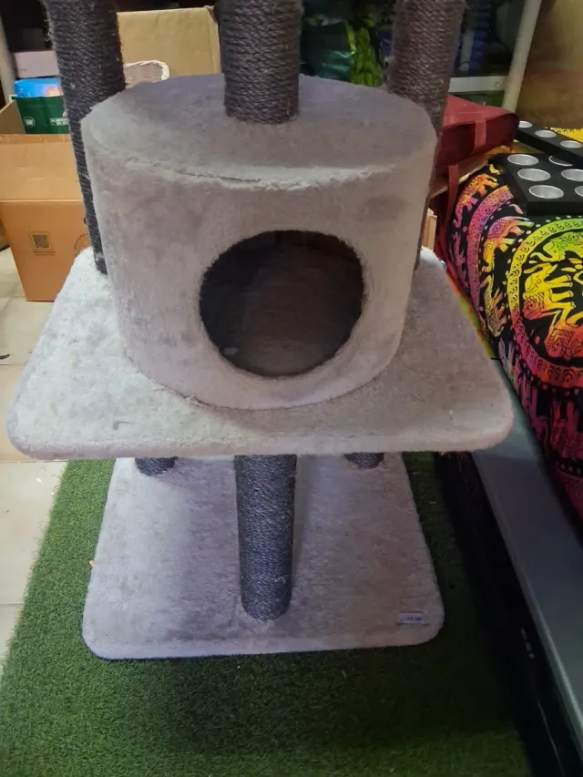 Rascador para gatos gris