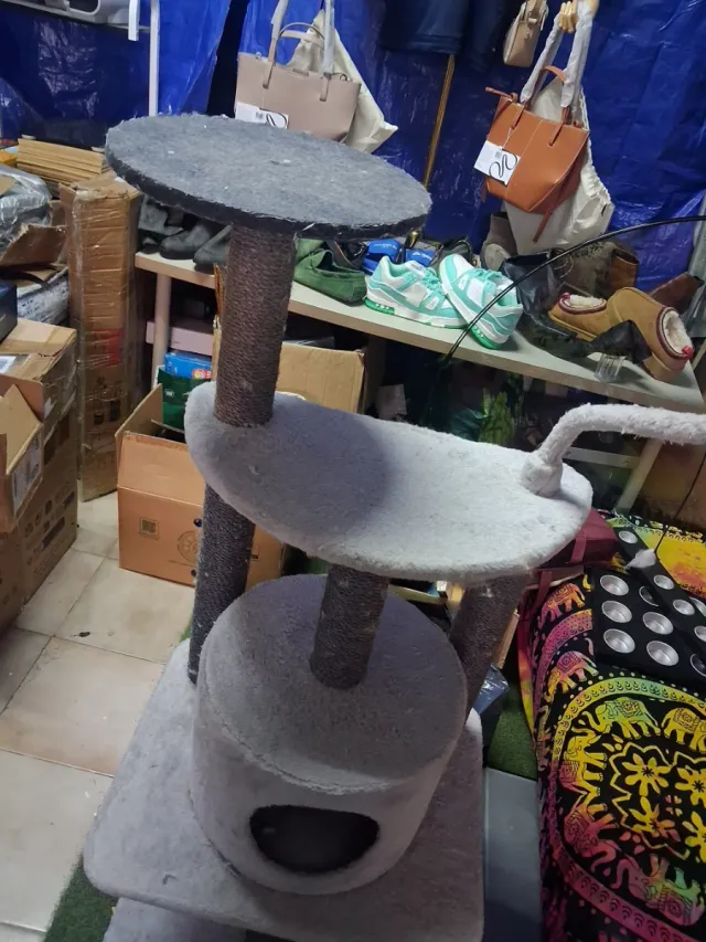 Rascador para gatos gris